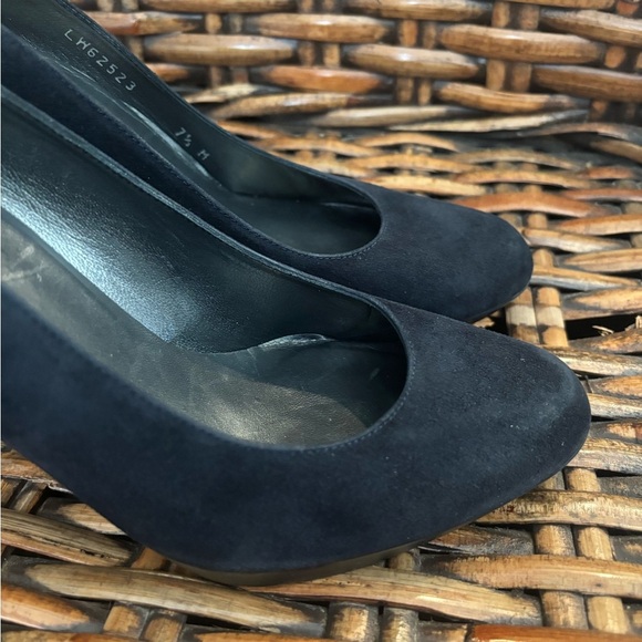 Stuart Weitzman navy suede  Women's Heels in size 7.5 Only worn a few times ! - Picture 3 of 16